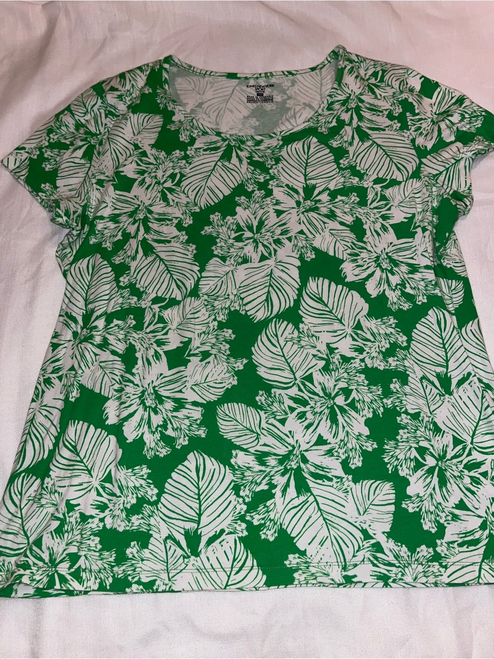 Jones New York Green and White Floral Scoop Neck Tee